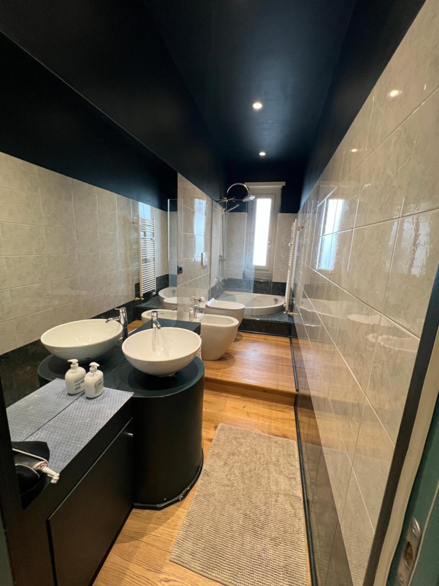 Room With Private Balcony On The Dora River 토리노 외부 사진