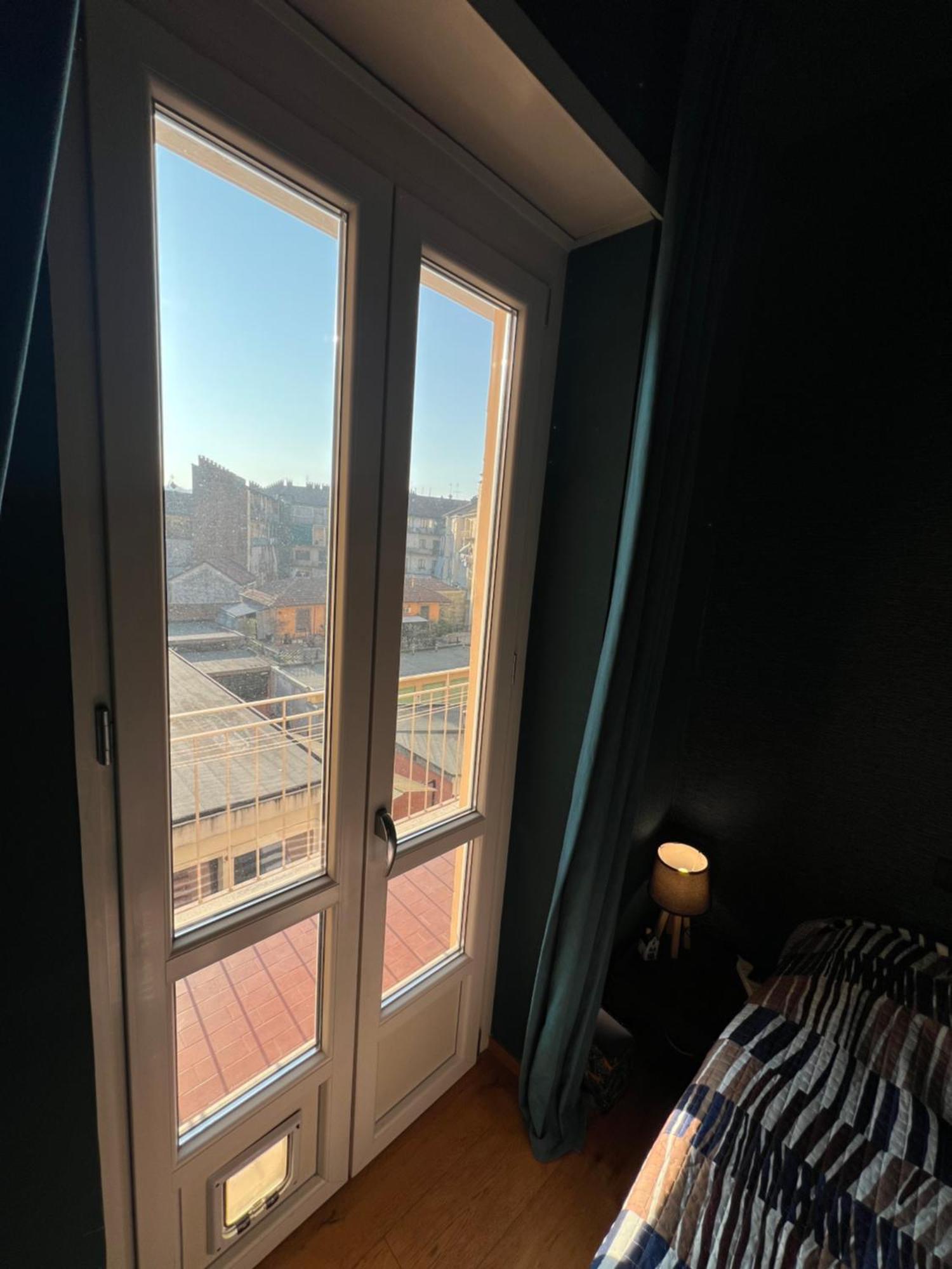 Room With Private Balcony On The Dora River 토리노 외부 사진