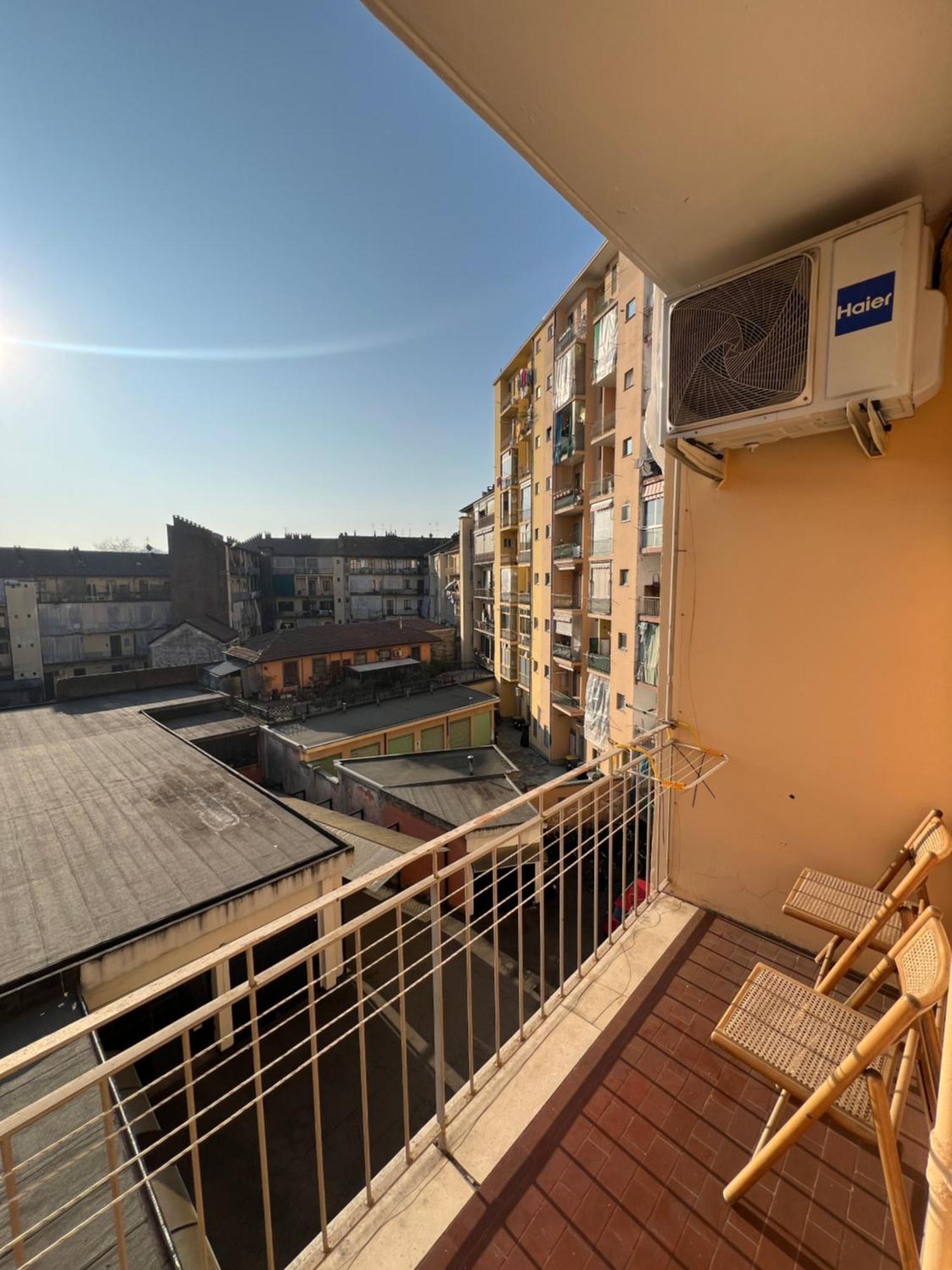 Room With Private Balcony On The Dora River 토리노 외부 사진
