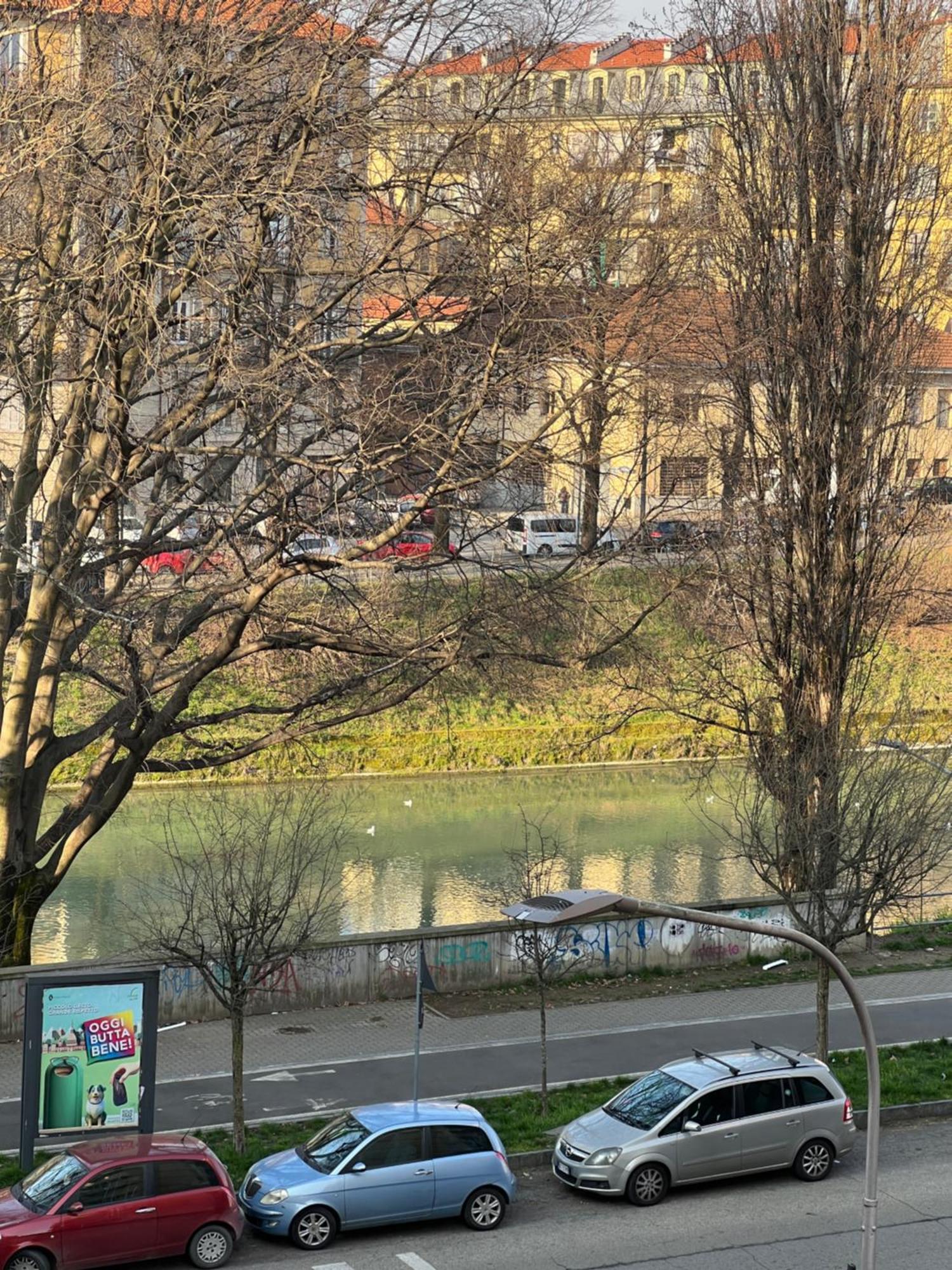 Room With Private Balcony On The Dora River 토리노 외부 사진