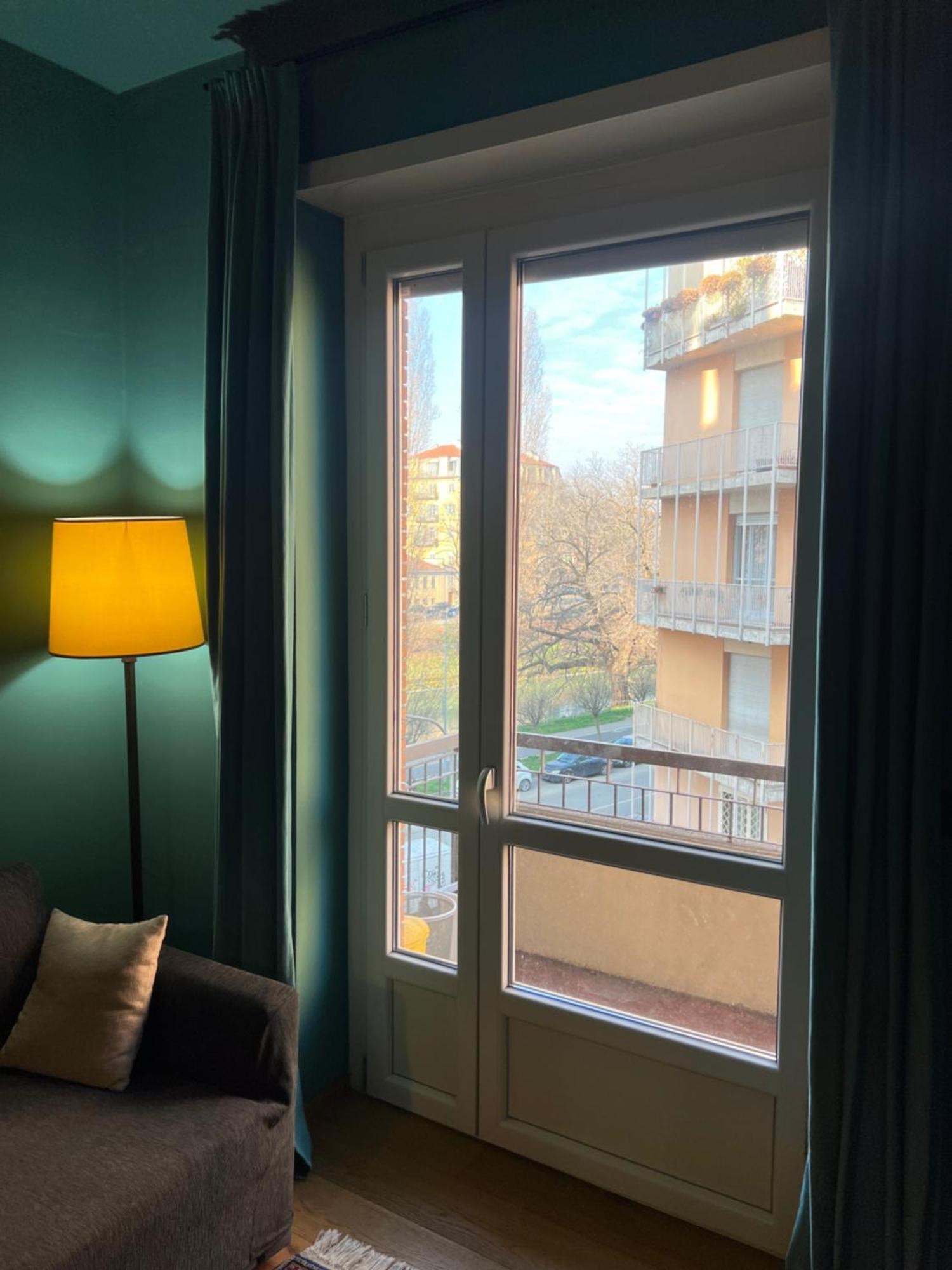 Room With Private Balcony On The Dora River 토리노 외부 사진