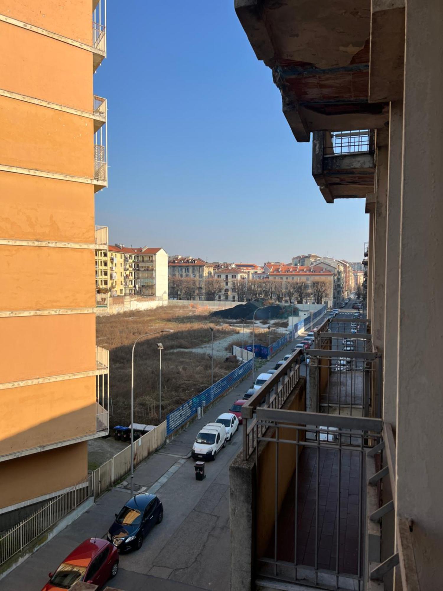 Room With Private Balcony On The Dora River 토리노 외부 사진