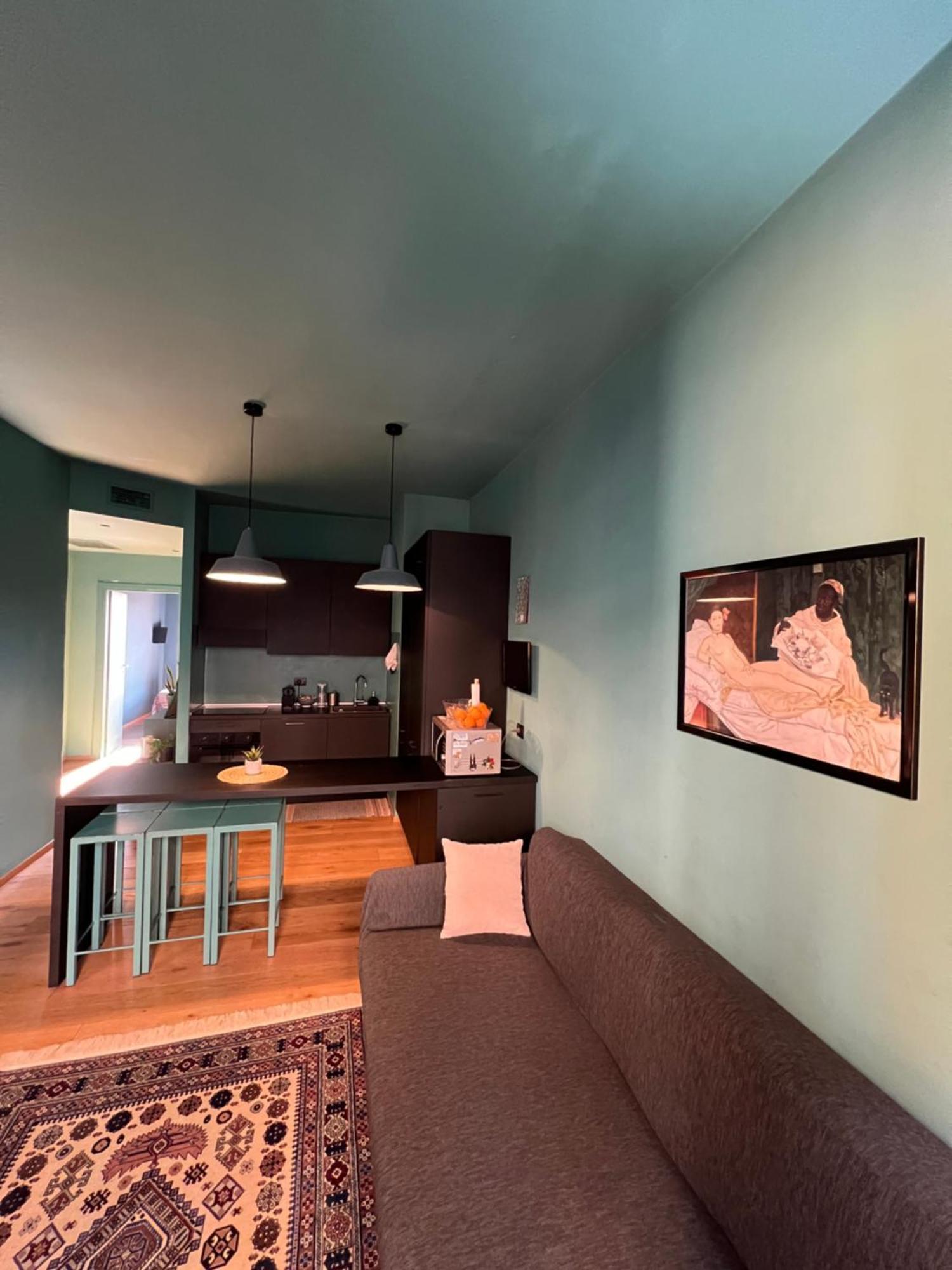 Room With Private Balcony On The Dora River 토리노 외부 사진