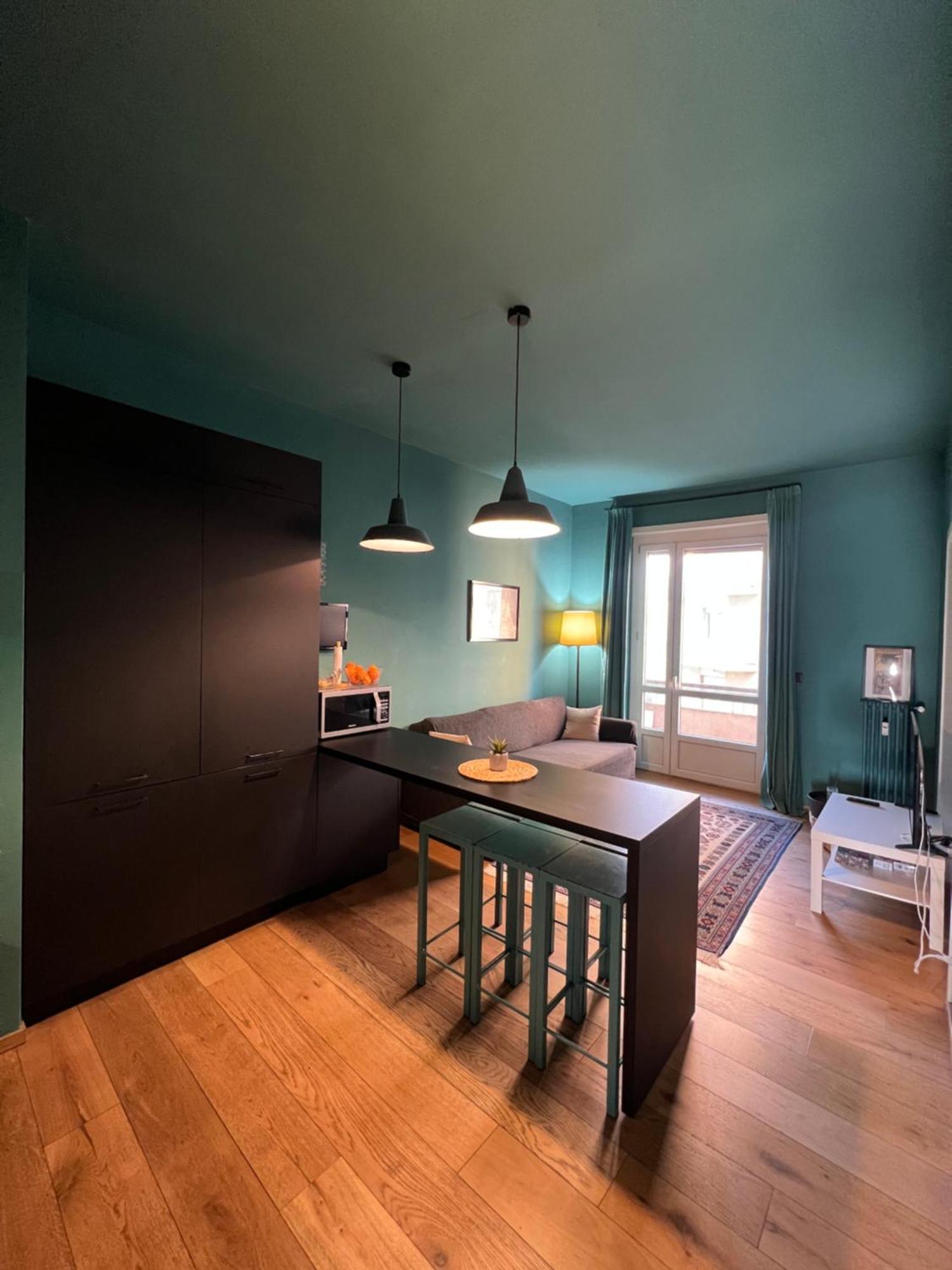 Room With Private Balcony On The Dora River 토리노 외부 사진
