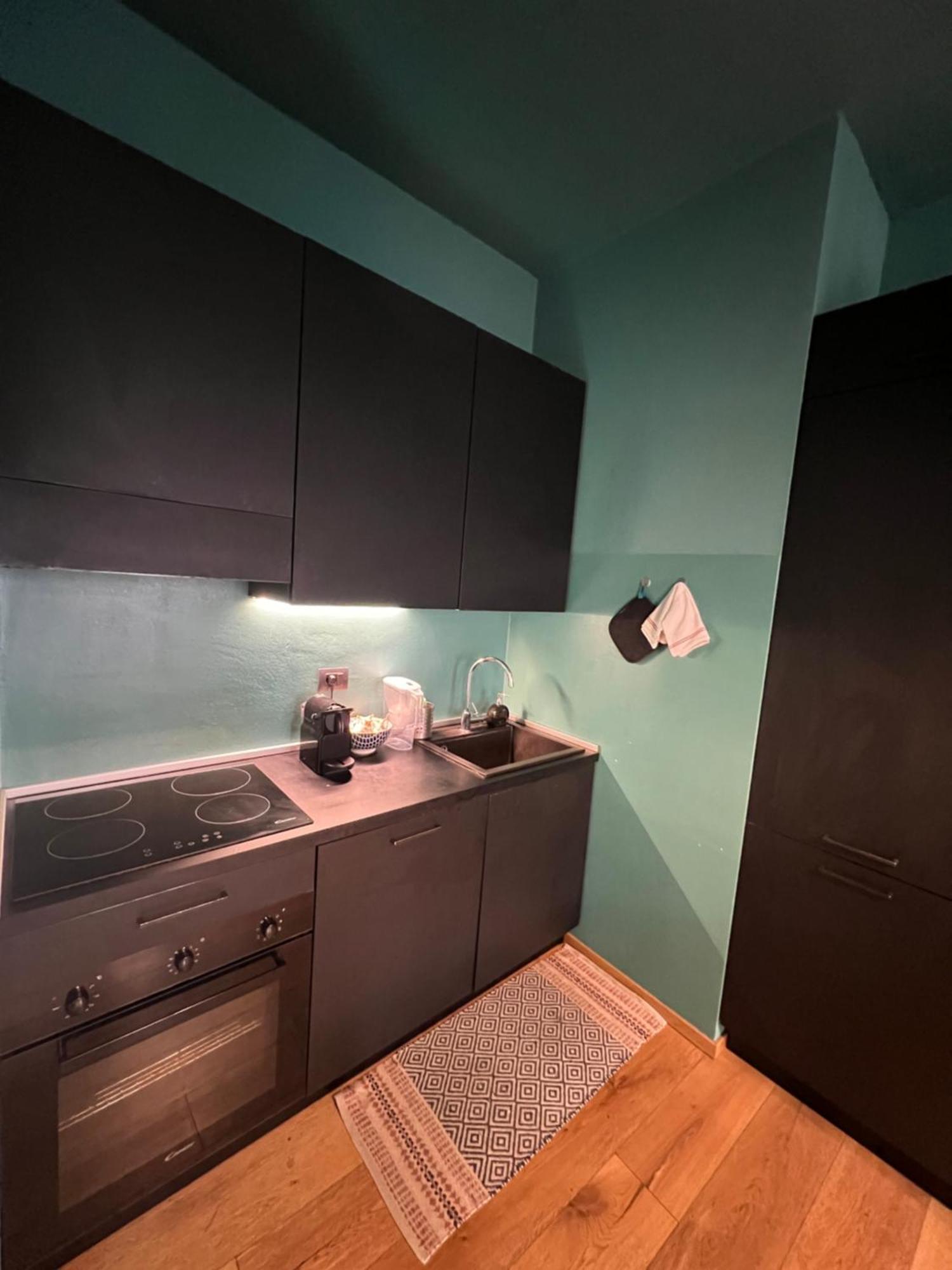 Room With Private Balcony On The Dora River 토리노 외부 사진
